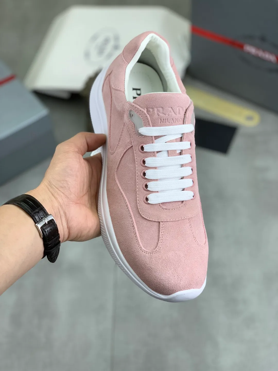 Men's men's shoes 💰P540 New high version PRADA Prada spring classic casual sports shoes Original purchase, development and production Prada Men's Classic Series Technological breathable fabrics with cowhide Casual sports shoes Casual sports dad shoes combine high-tech breathable materials and cowhide, with P family exclusive button decoration on the side. The outsole is full of P italic design and bright colors to show vitality and continue the brand design inspiration. Stroll around the city lightly and feel free and comfortable. Exquisite packaging at the delivery counter 🛍📦 ▪️Fabric: original custom frosted calfskin material ▪️Inner lining: cowhide lining ➕cowhide feet ▪️Outsole: open-molded TPU material ▪️Sole thickness: 3.5CM ▪️Size: Men's 38-45 5️⃣colors available